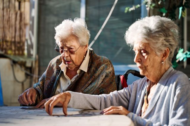 Duas mulheres jogando cartas